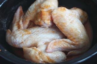 按比例加入水，cook100腌料，搅拌均匀，腌制4个小时左右；