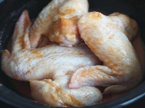 按比例加入水，cook100腌料，搅拌均匀，腌制4个小时左右；