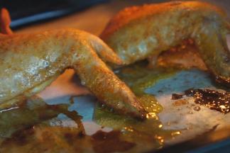 将鸡翅放入烤箱，温度调整在150度至200度，烤15分钟；