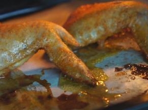 将鸡翅放入烤箱，温度调整在150度至200度，烤15分钟；