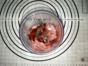 猪肉切成小块，打至细腻，加入盐，蚝油，糖，黑胡椒粉，红曲粉，鸡精混合均匀。