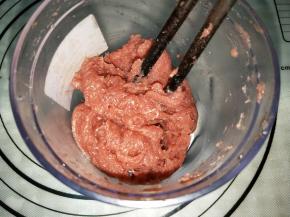 搅打上劲，能插住筷子，冰箱冷藏腌制30分钟入味