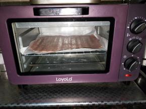 200℃预热烤箱，中层烤5分钟取出，倒掉肉汁