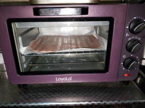 200℃预热烤箱，中层烤5分钟取出，倒掉肉汁