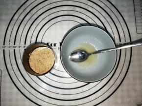 蜜糖加少许水调成蜂蜜汁