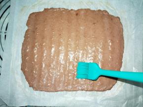 两面均匀的刷一层蜂蜜汁，撒上白芝麻