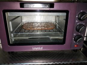 取出油纸，放上烤架，200℃中层上下烤20分钟，中途翻面一次