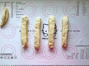 9、分别把两个面剂摞在一起，松弛10分钟。