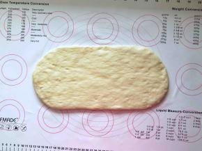 7、用擀面杖轻轻擀成长方形。