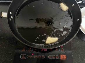 11、锅内倒入足量的油烧热，丢下一块面团，几秒内就能快速浮起，这时的油温就可以开始炸油条了。