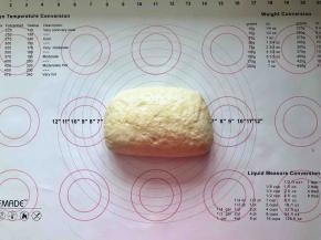 5、冷藏后的面团取出，硅胶垫上抹上少许油，放上面团。