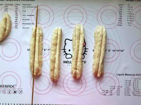 10、用长竹签从中间向下用力压出一条印。