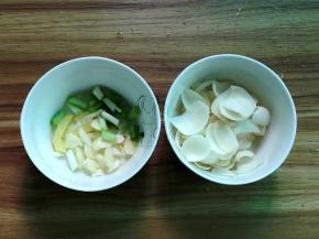 百合掰开洗净，葱切小段，姜、蒜切片