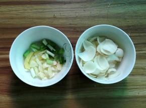 百合掰开洗净，葱切小段，姜、蒜切片