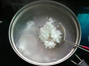切好的鱿鱼在沸水中烫一下卷起马上捞出沥干