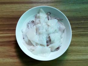 鱿鱼治净去皮，打花刀再切成三角小片