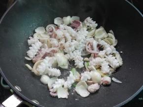 倒入鱿鱼和百合炒至百合变透明
