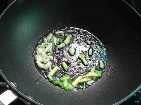 热油锅，把葱姜蒜爆香