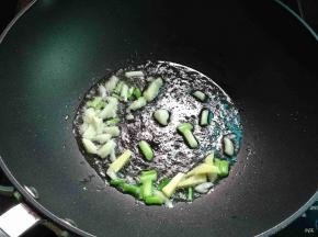 热油锅，把葱姜蒜爆香