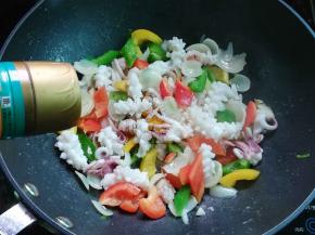 加入彩椒炒匀，加点盐、胡椒粉调味就好。