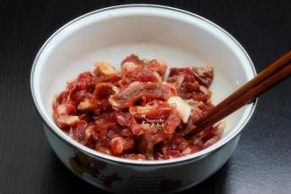 牛肉洗净，切薄片，放油、盐、生抽、生粉、姜粉拌均，备用。