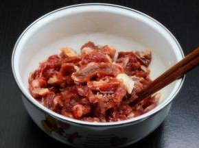 牛肉洗净，切薄片，放油、盐、生抽、生粉、姜粉拌均，备用。
