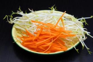 胡萝卜洗净，去皮，切丝，大小和豆芽相同。豆芽去根本，洗净，沥干水。豆芽是炒河粉的灵魂，有豆芽的炒河粉，会爽口，好吃，还不粘。