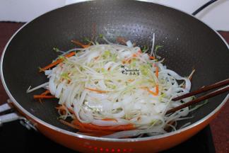 接着倒入河粉，一起大火翻炒熟，炒河粉的时候左手用锅铲，右手用筷子一起翻炒，这样炒的河粉，不会断不会碎。