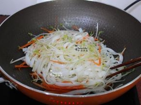 接着倒入河粉，一起大火翻炒熟，炒河粉的时候左手用锅铲，右手用筷子一起翻炒，这样炒的河粉，不会断不会碎。