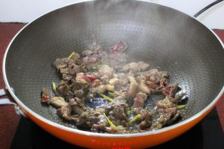 热锅，倒油，大火爆炒牛肉六成熟，出锅。炒牛肉一道要大火爆炒，牛肉才不会老。