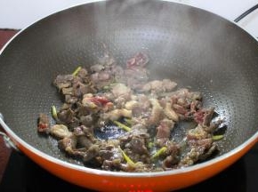 热锅，倒油，大火爆炒牛肉六成熟，出锅。炒牛肉一道要大火爆炒，牛肉才不会老。