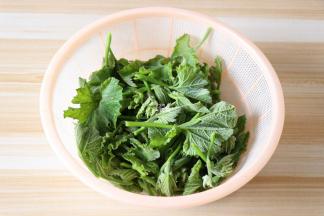 将南瓜藤去须去皮，留下梗和嫩叶；