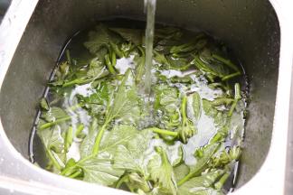 放进水池里冲洗干净；