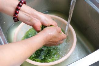 再放入沥水篮里，边冲洗边用手揉搓碎；