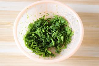 沥干放置一旁备用；