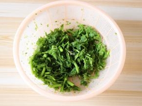 沥干放置一旁备用；