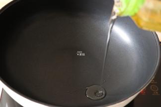 热锅后倒入适量油；