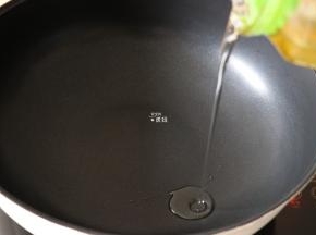 热锅后倒入适量油；