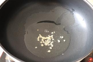 蒜瓣去皮洗净切碎，放入油锅里煸炒出香味；
