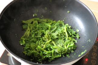 倒入南瓜藤翻炒熟；