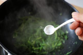 期间撒入适量盐调味；