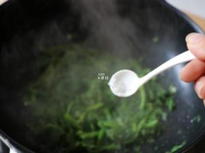 期间撒入适量盐调味；