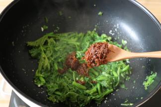 快要出锅的时候放入2大勺牛肉酱翻炒几下即可；