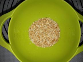 花生擀得越碎越好，和芝麻混合