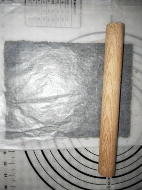 用擀面棍压平粘合一起