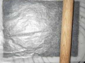 用擀面棍压平粘合一起