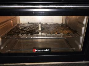 预热烤箱140℃中层上下火烤5分钟，注意不要烤糊了