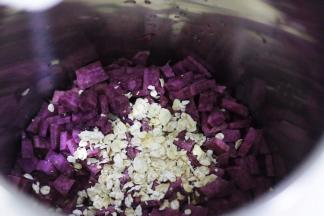 往豆浆机内加入切好的紫薯和燕麦片。