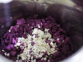 往豆浆机内加入切好的紫薯和燕麦片。