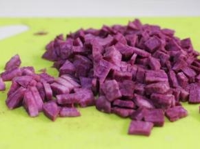 紫薯去皮，用刀切小块。